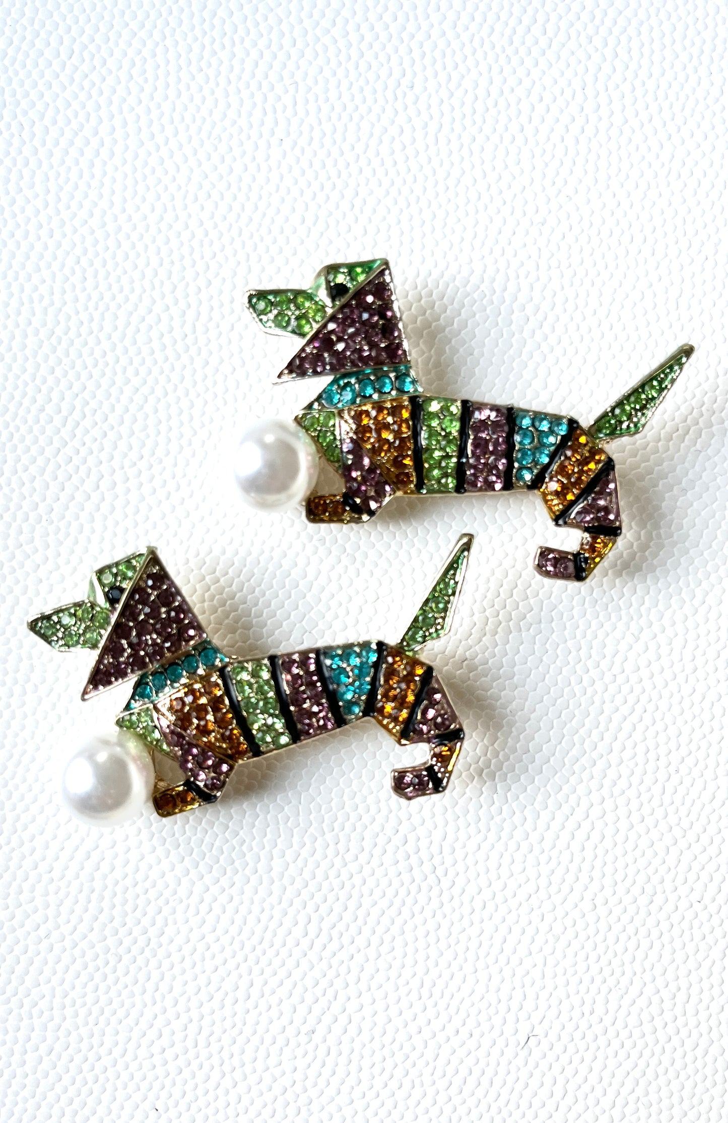 Bunte Hundebrosche mit Strass